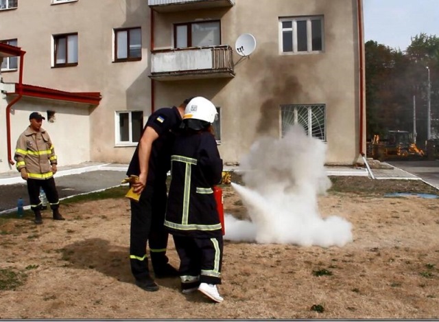 Студенти-третьокурсники вчаться гасити пожежу.